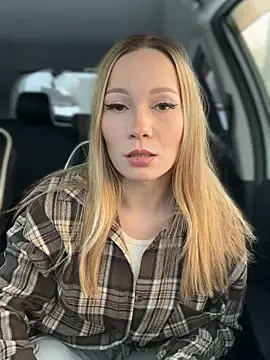 Snapshot of LavenderHot chatting on 11-16-25, 02:28 LavenderHot online show from 11-16-25, 02:28