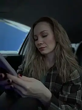 Snapshot of LavenderHot chatting on 12-14-25, 02:28 LavenderHot online show from 12-14-25, 02:28