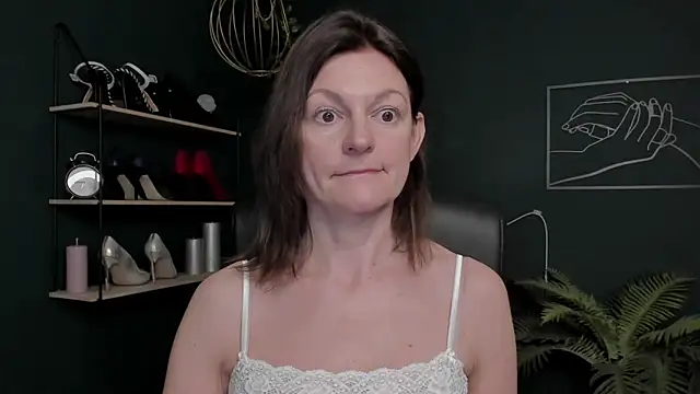 Snapshot of VivianWILD chatting on 11-06-25, 08:15 VivianWILD online show from 11-06-25, 08:15