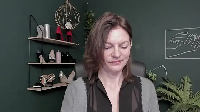 Snapshot of VivianWILD chatting on 11-28-25, 07:44 VivianWILD online show from 11-28-25, 07:44