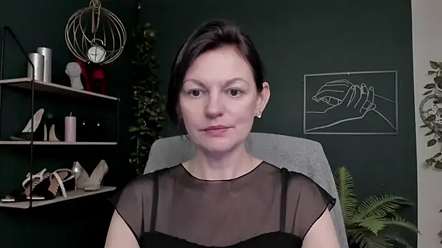 Snapshot of VivianWILD chatting on 12-15-25, 08:18 VivianWILD online show from 12-15-25, 08:18