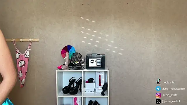 lucie mehott online show from 09-18-25, 07:10