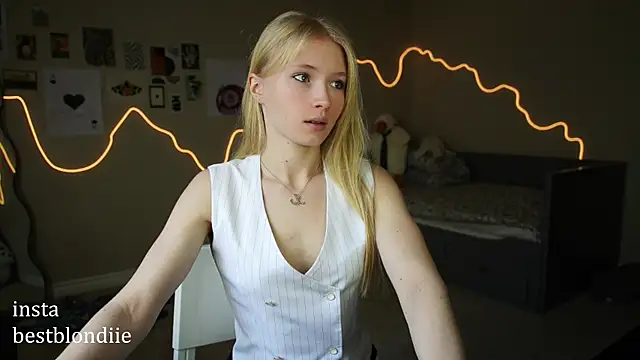 Snapshot of bestblonde chatting on 03-03-25, 05:50 bestblonde online show from 03-03-25, 05:50