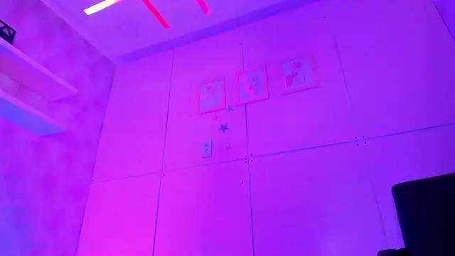 Snapshot of Hilary-banks chatting on 01-15-25, 11:00 Hilary-banks online show from 01-15-25, 11:00