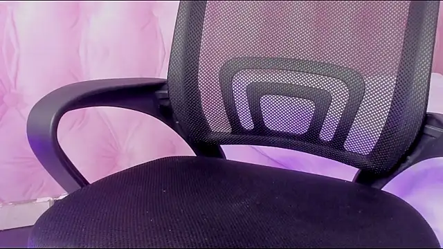 Snapshot of Hilary-banks chatting on 02-07-25, 06:03 Hilary-banks online show from 02-07-25, 06:03