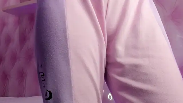 Snapshot of Hilary-banks chatting on 03-06-25, 03:57 Hilary-banks online show from 03-06-25, 03:57