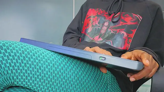 Snapshot of Hilary-banks chatting on 09-28-25, 06:19 Hilary-banks online show from 09-28-25, 06:19