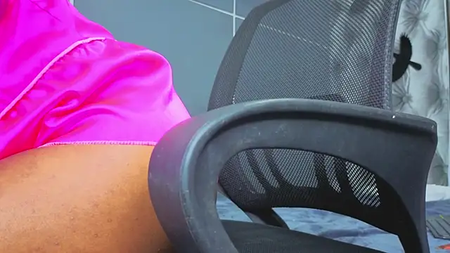 Snapshot of Hilary-banks chatting on 10-24-25, 04:53 Hilary-banks online show from 10-24-25, 04:53