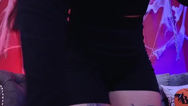 Snapshot of Julieta_Russell chatting on 10-29-25, 11:45 Julieta Russell online show from 10-29-25, 11:45