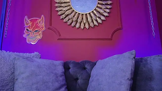 Snapshot of Julieta_Russell chatting on 11-20-25, 11:43 Julieta Russell online show from 11-20-25, 11:43