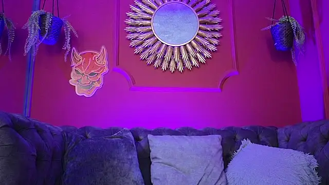 Snapshot of Julieta_Russell chatting on 11-29-25, 11:57 Julieta Russell online show from 11-29-25, 11:57