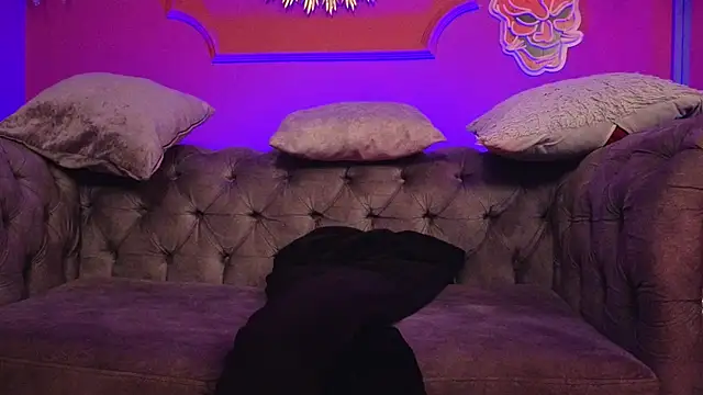 Snapshot of Julieta_Russell chatting on 12-15-25, 11:25 Julieta Russell online show from 12-15-25, 11:25