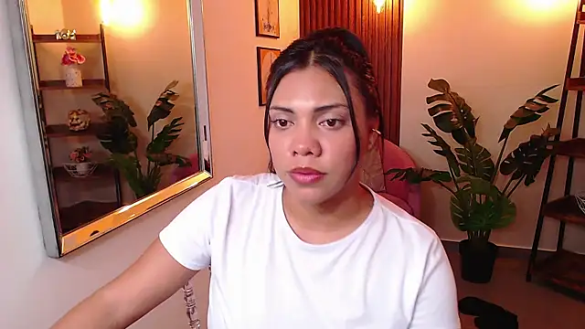 Snapshot of angela_santana_ chatting on 12-21-24, 12:20 angela santana  online show from 12-21-24, 12:20