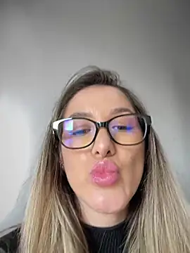 Snapshot of HotXMom chatting on 01-28-25, 04:18 HotXMom online show from 01-28-25, 04:18