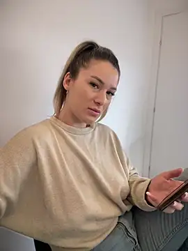 Snapshot of HotXMom chatting on 02-21-25, 04:51 HotXMom online show from 02-21-25, 04:51