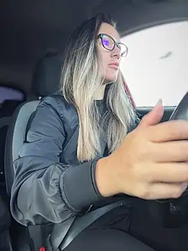 Snapshot of HotXMom chatting on 09-18-25, 05:53 HotXMom online show from 09-18-25, 05:53