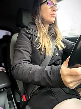 Snapshot of HotXMom chatting on 11-17-25, 06:52 HotXMom online show from 11-17-25, 06:52