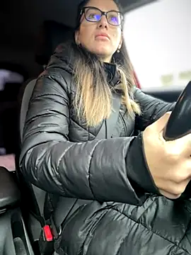 Snapshot of HotXMom chatting on 11-19-25, 06:46 HotXMom online show from 11-19-25, 06:46