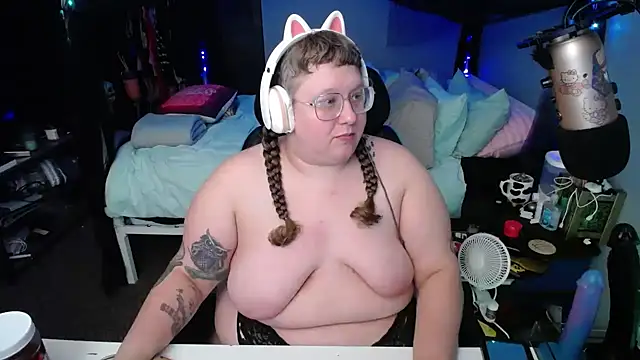 Snapshot of FatVeronica chatting on 02-16-25, 08:32 FatVeronica online show from 02-16-25, 08:32