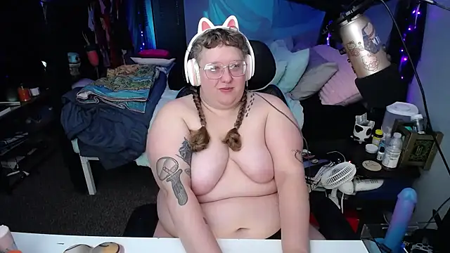 Snapshot of FatVeronica chatting on 02-22-25, 12:19 FatVeronica online show from 02-22-25, 12:19