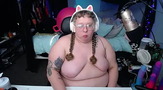 Snapshot of FatVeronica chatting on 02-26-25, 08:33 FatVeronica online show from 02-26-25, 08:33