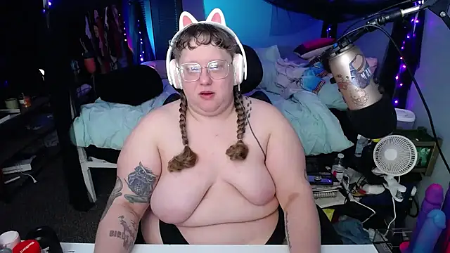 Snapshot of FatVeronica chatting on 03-06-25, 02:29 FatVeronica online show from 03-06-25, 02:29