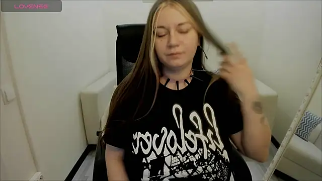 Snapshot of AlisaBacker chatting on 12-12-24, 03:37 AlisaBacker online show from 12-12-24, 03:37