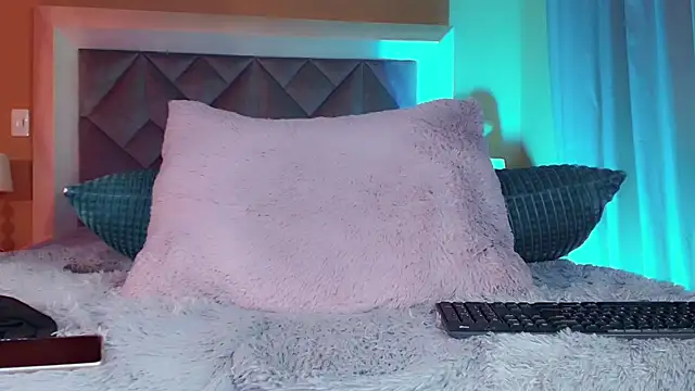 Snapshot of Ezraa1 chatting on 12-12-24, 01:06 Ezraa1 online show from 12-12-24, 01:06