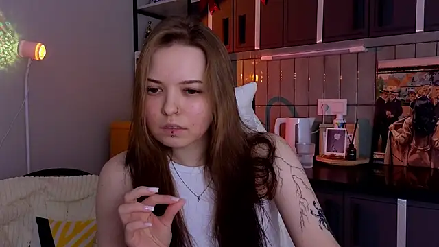 Snapshot of doll_lol_ chatting on 12-18-25, 06:03 doll lol online show from 12-18-25, 06:03