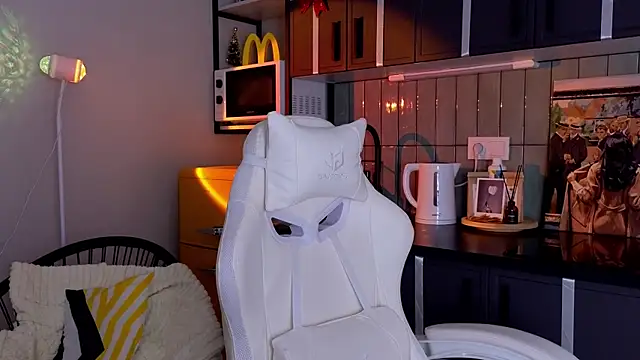 Snapshot of doll_lol_ chatting on 12-20-25, 12:40 doll lol online show from 12-20-25, 12:40