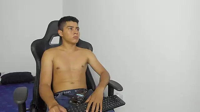 Snapshot of cutes_baby chatting on 10-27-25, 07:23 cutes baby online show from 10-27-25, 07:23