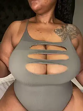 Snapshot of MILL204 chatting on 10-15-25, 12:55 MILL204 online show from 10-15-25, 12:55