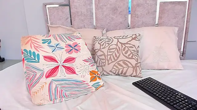 Snapshot of GabyyJones chatting on 02-05-25, 11:44 GabyyJones online show from 02-05-25, 11:44