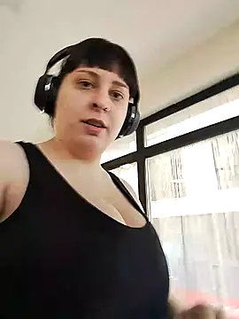 Snapshot of EmmaKrosss chatting on 02-04-25, 10:43 EmmaKrosss online show from 02-04-25, 10:43