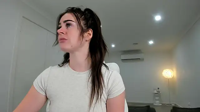 Snapshot of aus_queen chatting on 10-26-25, 01:44 aus queen online show from 10-26-25, 01:44