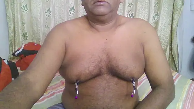 Snapshot of Beargryzzly chatting on 12-22-24, 03:22 Beargryzzly online show from 12-22-24, 03:22