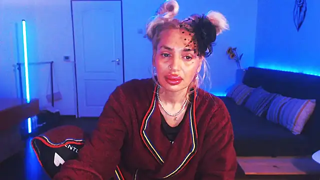 Snapshot of beauty_chl0e chatting on 12-25-24, 09:00 beauty chl0e online show from 12-25-24, 09:00