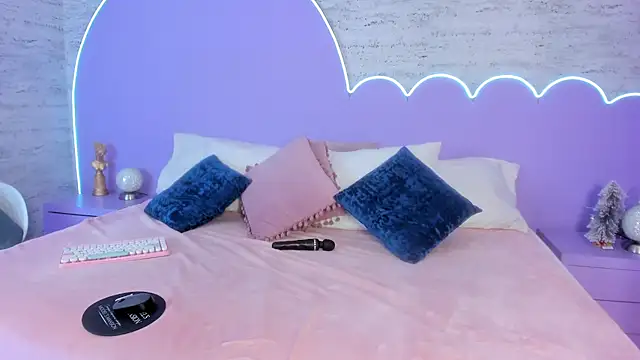 Giaa Ross online show from 12-18-25, 07:42