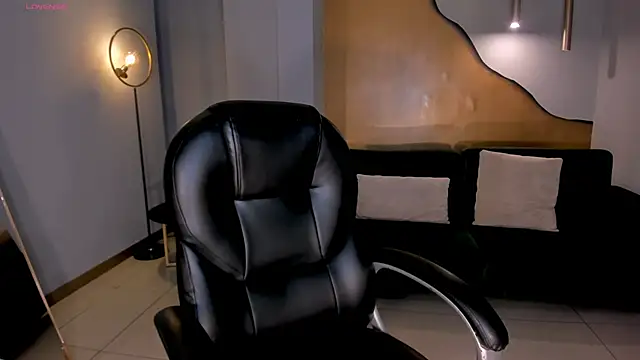 CharlotteCox  online show from 02-19-25, 12:00