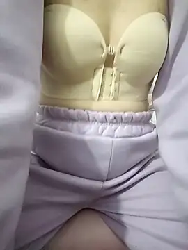 Snapshot of SweetGirl2k2 chatting on 12-27-24, 08:45 SweetGirl2k2 online show from 12-27-24, 08:45