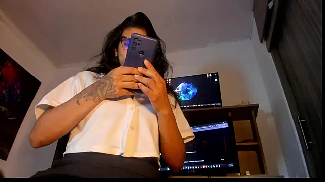 kaamilah online show from 10-15-25, 04:34