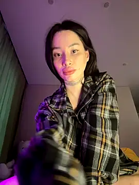 Snapshot of Yunasi chatting on 10-31-25, 11:55 Yunasi online show from 10-31-25, 11:55