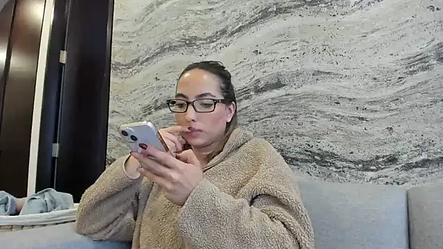 Snapshot of Sophi__a chatting on 02-19-25, 11:04 Sophi  a online show from 02-19-25, 11:04