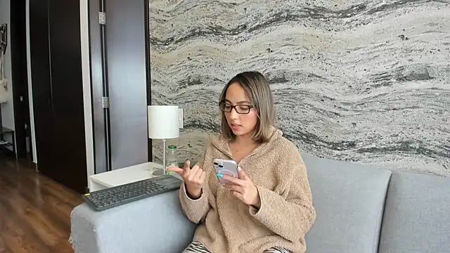 Snapshot of Sophi__a chatting on 03-05-25, 08:10 Sophi  a online show from 03-05-25, 08:10