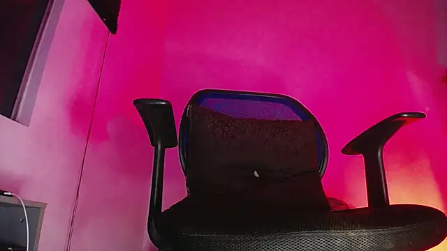 Snapshot of zacwatson_ chatting on 12-18-25, 01:55 zacwatson online show from 12-18-25, 01:55