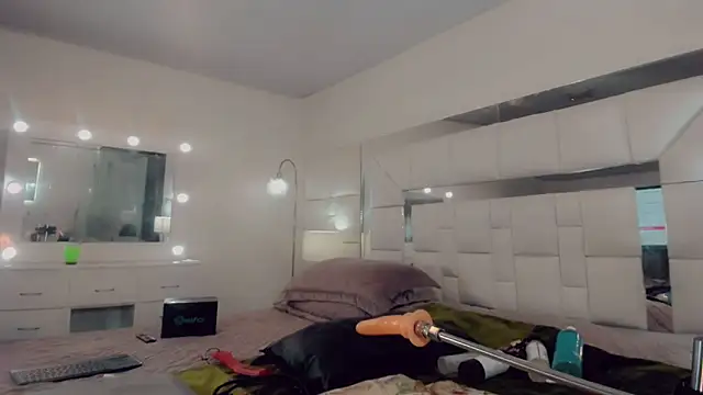  ChanellR  online show from 03-06-25, 11:47