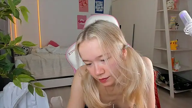 Lily Young online show from 12-17-25, 06:19