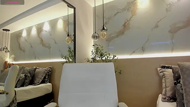 Snapshot of LeaThompson chatting on 02-24-25, 04:49 LeaThompson online show from 02-24-25, 04:49