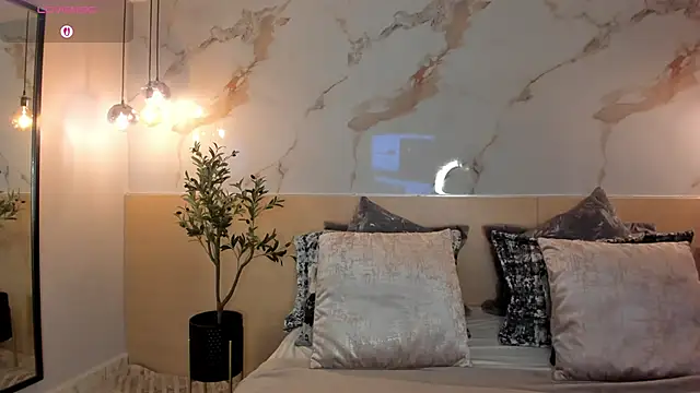 Snapshot of LeaThompson chatting on 09-23-25, 12:13 LeaThompson online show from 09-23-25, 12:13