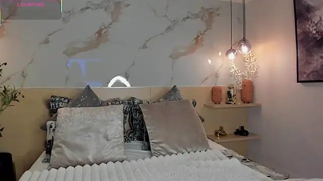 Snapshot of LeaThompson chatting on 09-27-25, 10:37 LeaThompson online show from 09-27-25, 10:37